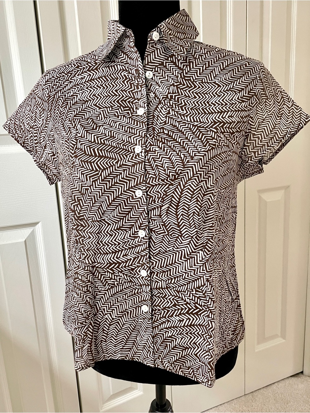 Coldwater Creek Short-Sleeve Button-Down in Brown & White Zigzag Print Size PS